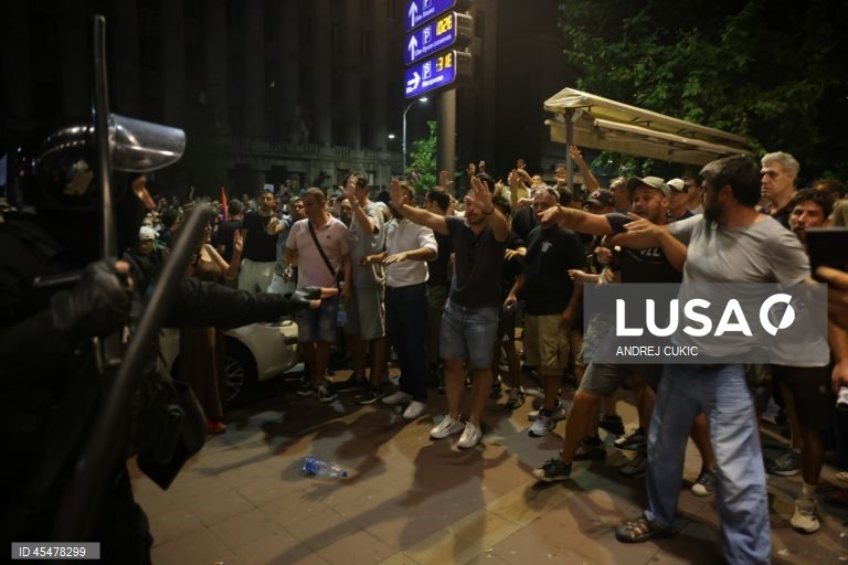 Autoridades contabiliazam mais de 100 feridos em novos protestos na Sérvia
