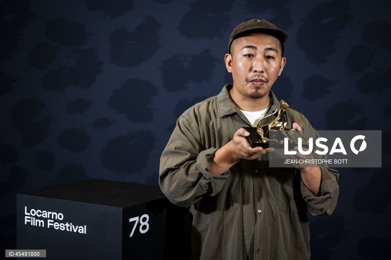 Leopardo de ouro para “Duas Estações, dois estranhos” de Sho Miyake
