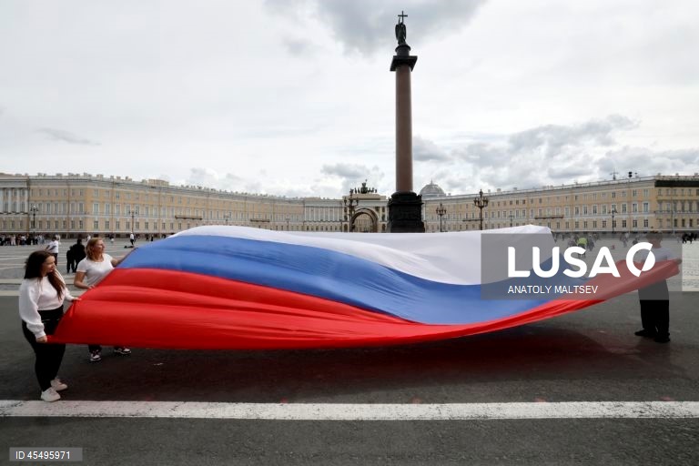 Flash mob dedicated to Russias National Flag Day in St. Petersburg