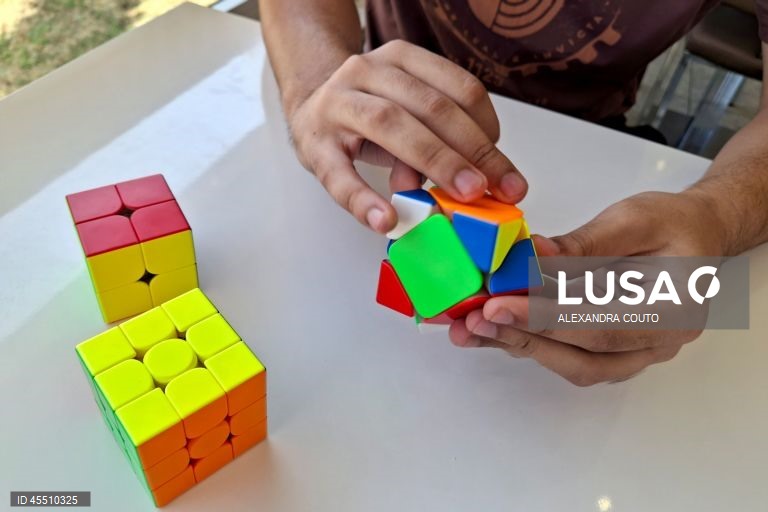Azeméis recebe competição de cubo mágico com provas de velocidade e só com uma mão