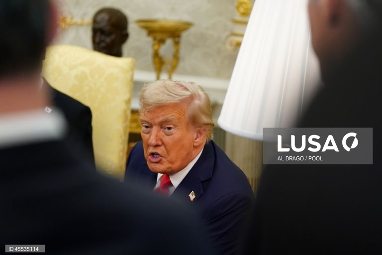 Trump quer pena de prisão para quem queimar bandeira dos EUA
