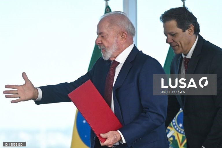 Presidente do Brasil critica grandes tecnológicas e novas ameaças de tarifas de Trump