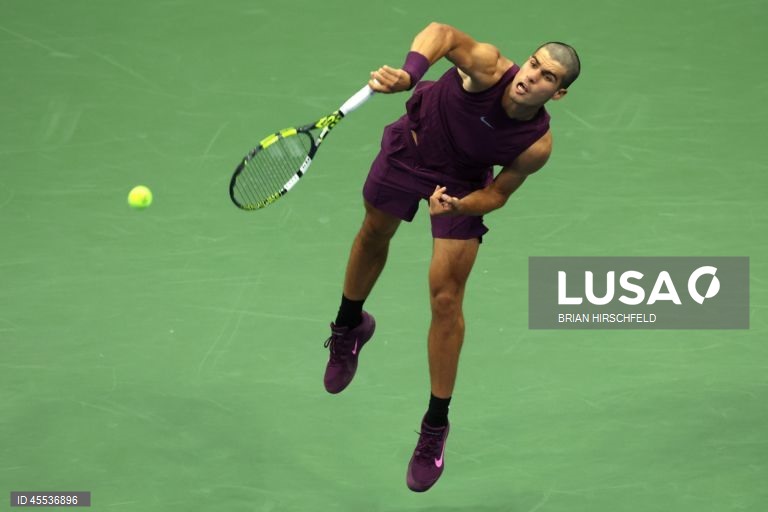Tenista espanhol Carlos Alcaraz na segunda ronda do US Open após bater Opelka