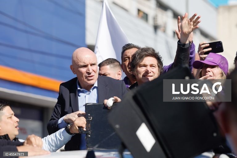 Presidente argentino retirado de comício após incidentes com manifestantes