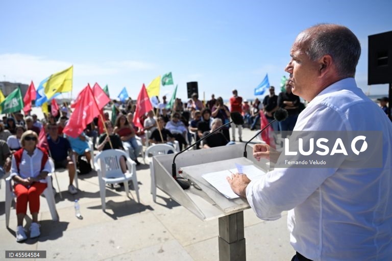 Paulo Raimundo inaugura festa do Avante! com visita a exposição sobre Constituição