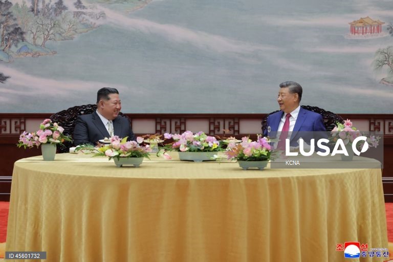 Xi insta Kim Jong-un a reforçar intercâmbios diplomáticos e militares
