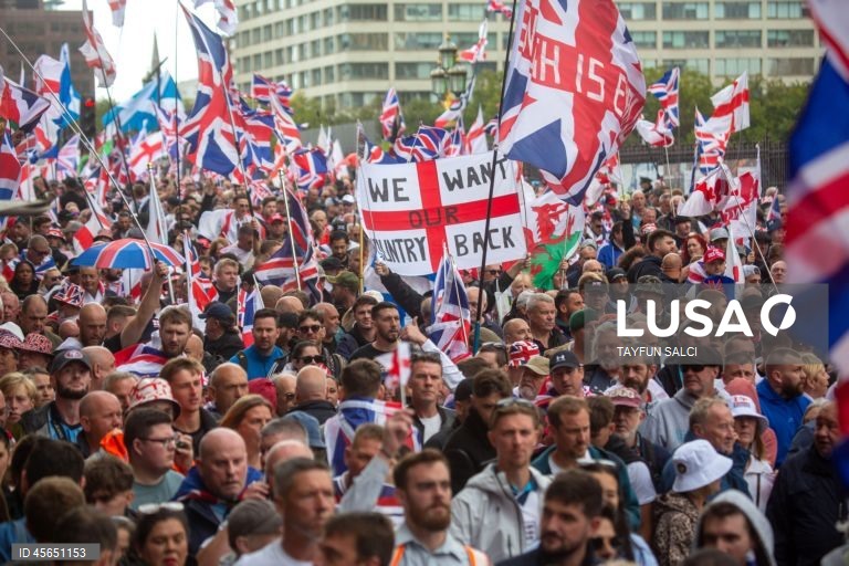 Milhares de pessoas nas ruas de Londres em protesto anti-imigração liderado por Tommy Robinson