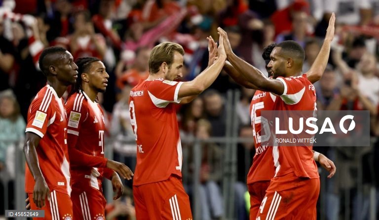 Bayern Munique dá chapa 5 ao Hamburgo com bis de Kane