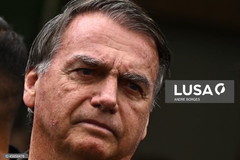 Advogados de Bolsonaro pedem ao Supremo para poderem falar com cliente por telefone