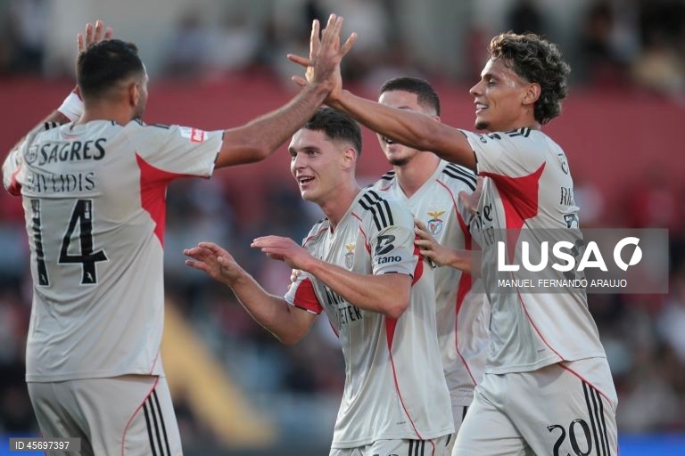 Mourinho estreia-se no Benfica com triunfo na visita ao AVS