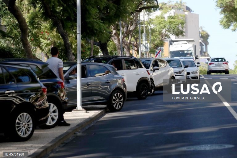 Motoristas de TVDE manifestam-se contra suspensão de licenças com buzinão no Funchal