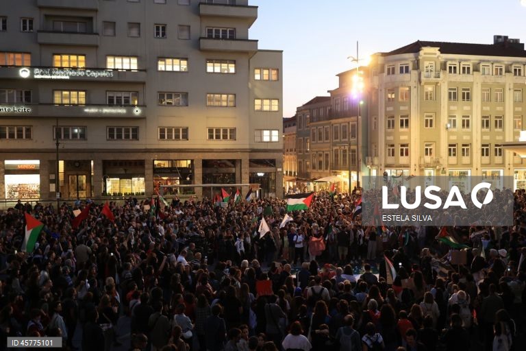 Manifestantes a favor da Palestina cortam trânsito no Porto