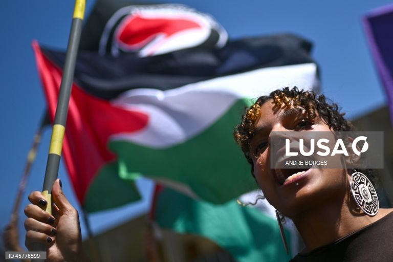 Flotilha Global Sumud diz que um navio continua rumo à Faixa de Gaza