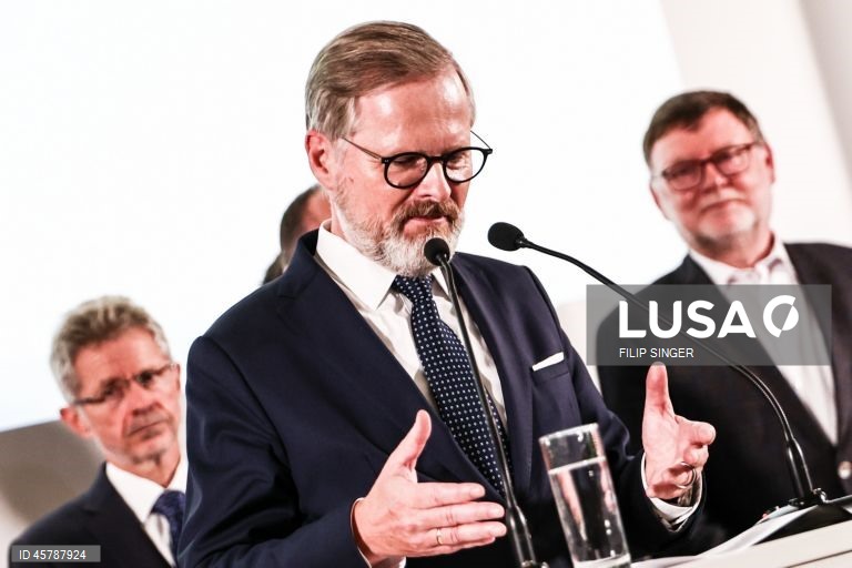 Primeiro-ministro conservador checo apresenta hoje à tarde renúncia do Governo