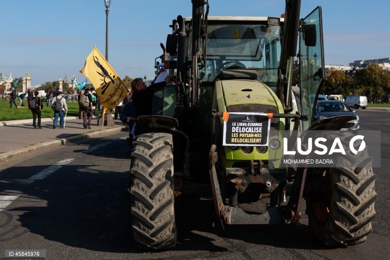 Agricultores em França mantêm protestos apesar de menor mobilização