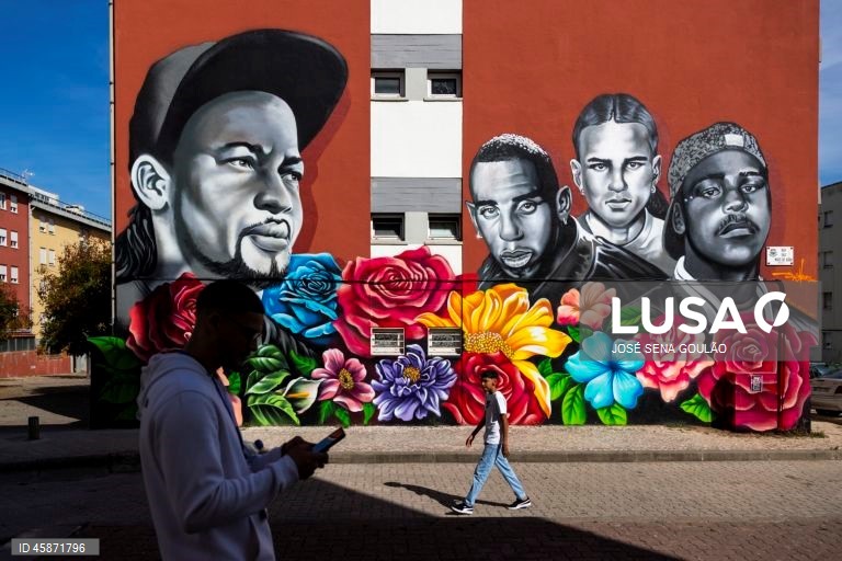 Ativistas e moradores do Zambujal juntam-se em homenagem a Odair Moniz