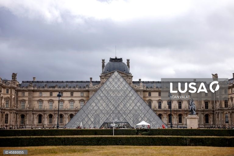 Museus em França copiam Louvre e sobem preços para turistas de fora da UE