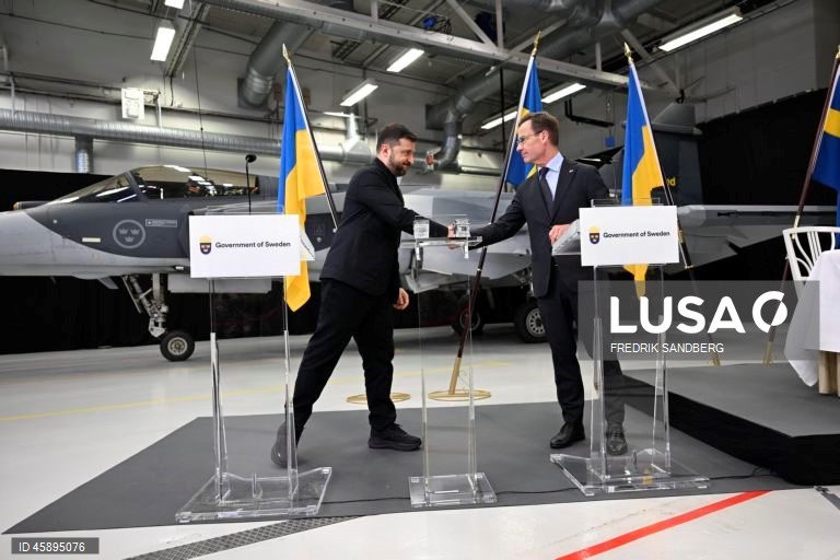 Zelensky assina acordo para a compra de até 150 caças Gripen suecos
