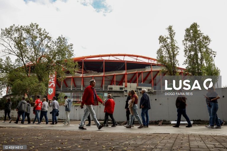Forte afluência na abertura das urnas no Estádio da Luz