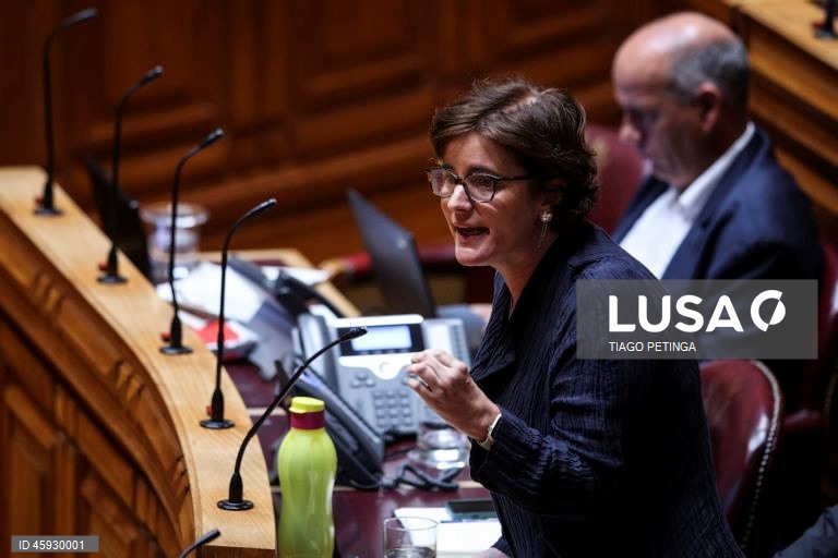 PS pede demissão da ministra da Saúde que acusa de ter desistido do SNS