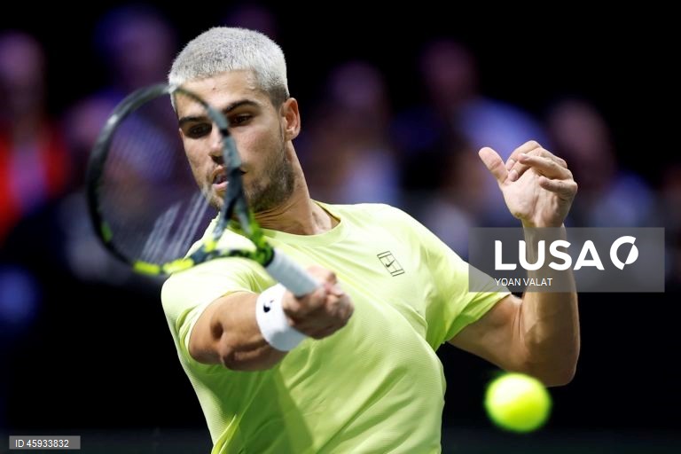 Número um do ténis Carlos Alcaraz eliminado na estreia no Masters 1.000 de Paris