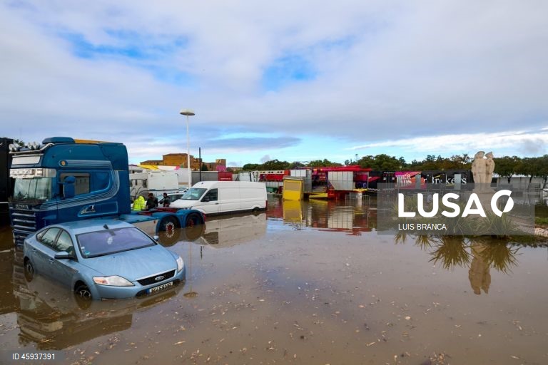 Três distritos de Portugal continental sob aviso laranja devido a chuva forte