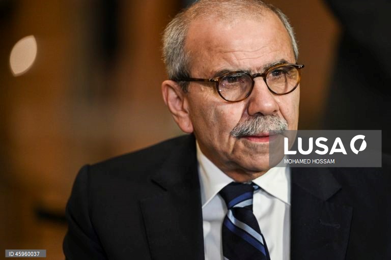 Líbano proíbe atividades militares do Hezbollah e exige entrega de armas