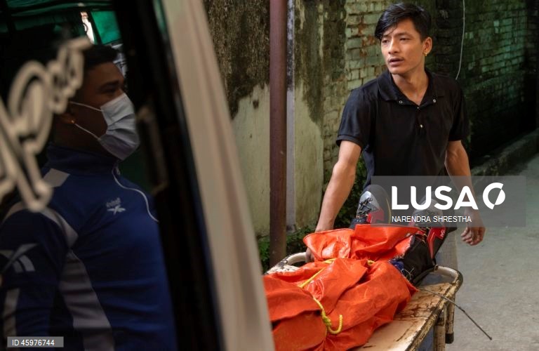 Encontrados cinco alpinistas que estavam desaparecidos após avalanche no Nepal