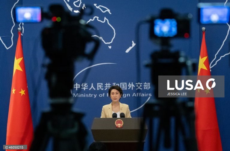 China pede cessar de operações militares e destaca importância estratégica de Ormuz