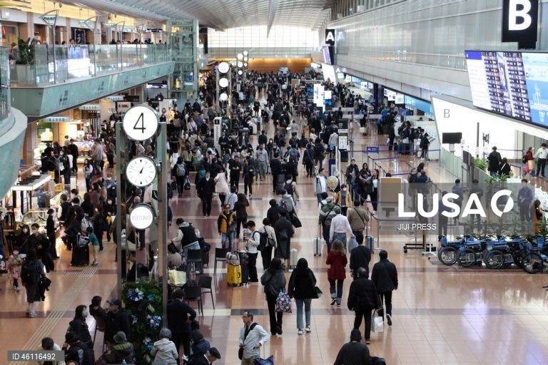 Ordens de evacuação e 400 voos cancelados no Japão devido ao tufão Jangmi