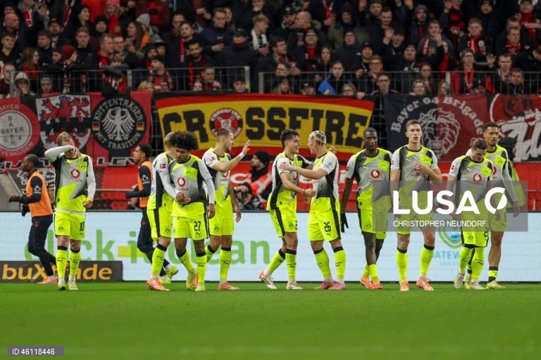 Dortmund vence em Leverkusen e rouba terceiro lugar ao Bayer
