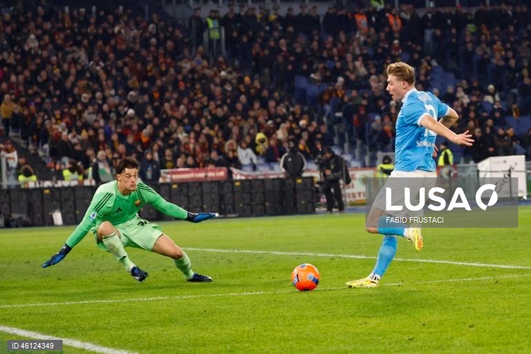 Nápoles vence em Roma e junta-se ao AC Milan na frente da Liga italiana