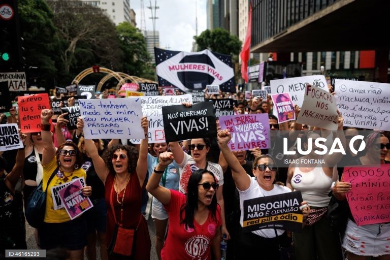 Dezenas de milhares de mulheres manifestam-se no Brasil contra violência de género