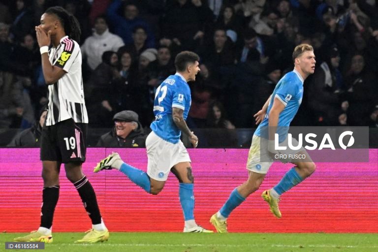 Nápoles bate Juventus e sobe à liderança da Serie A antes de defrontar Benfica