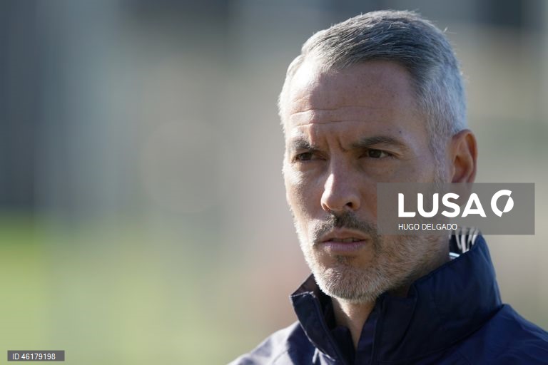 Carlos Vicens espera Santa Clara num momento distinto da goleada na Taça da Liga