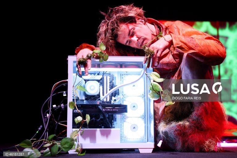 Primeiro espetáculo de teatro com IA põe ator Albano Jerónimo a dialogar com computador