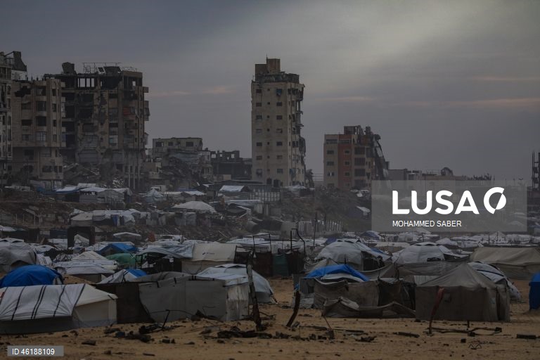 Resgatados mais 30 corpos de escombros de edifício bombardeado há dois anos