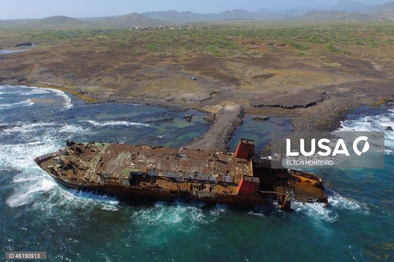 Aldeia de Cabo Verde convive com navio naufragado e cada vez mais curiosos