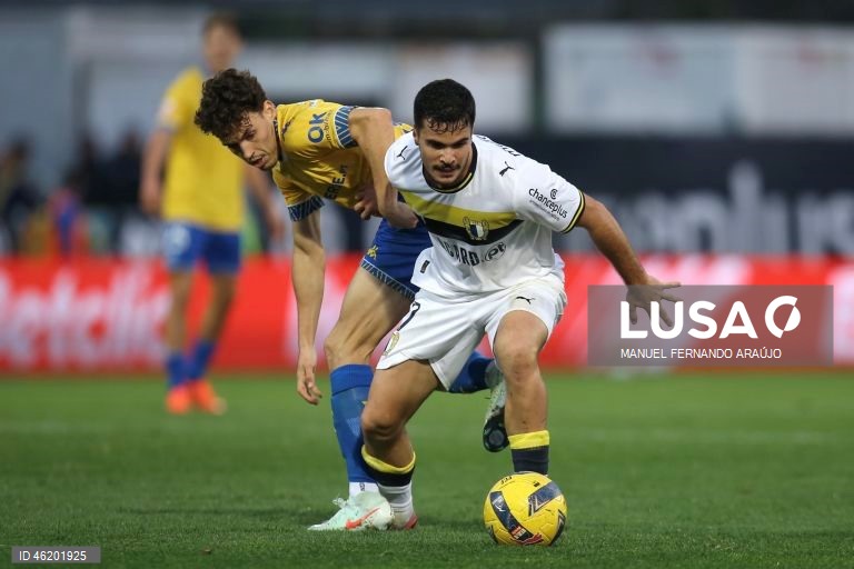 Famalicão goleia Estoril e sobe ao quinto lugar
