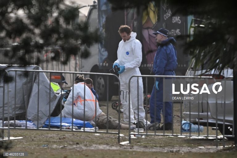 Sobe para 15 número de mortos em ataque armado em praia australiana
