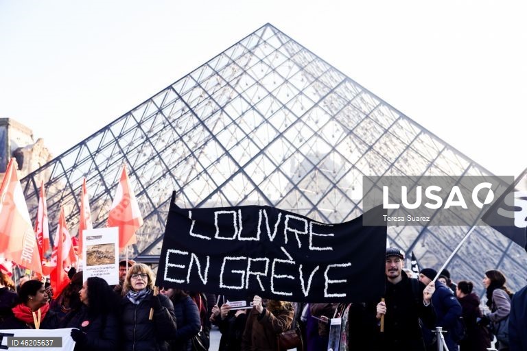 Trabalhadores do Louvre aprovam greve e encerram museu por melhores condições