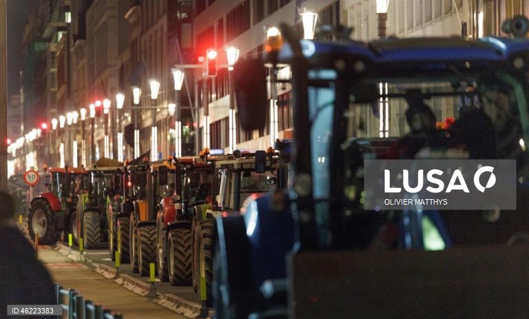 Centenas de tratores e milhares de agricultores bloqueiam Bruxelas contra acordo com Mercosul
