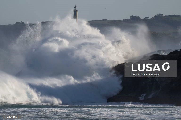 San Sebastian closes promenades amid weather alert