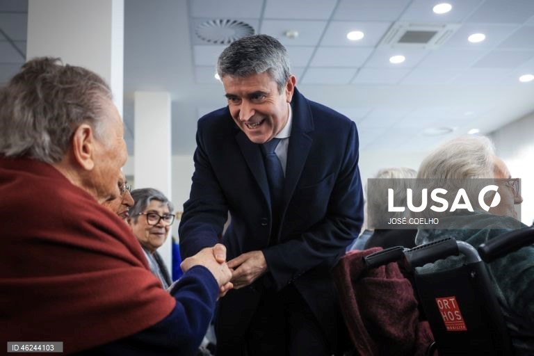 José Luís Carneiro pede que não se esqueçam mais vulneráveis na quadra festiva