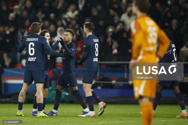 Paris Saint-Germain vence Paris FC e segue a um ponto do líder Lens