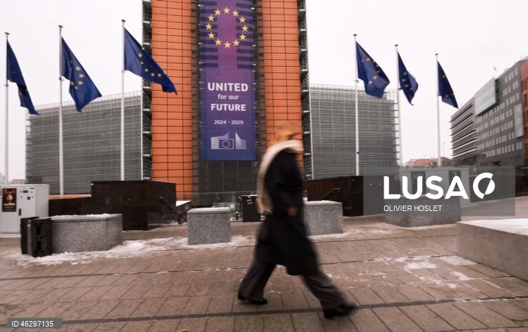 Bruxelas quer aumentar peso da indústria no PIB da UE de 14,3% para 20% em 2035