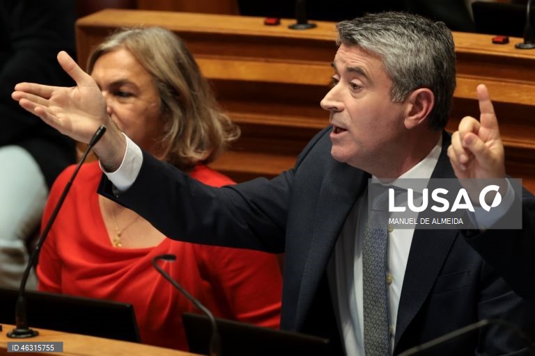 Carneiro diz-se preocupado com as pessoas e não com ministro Leitão Amaro