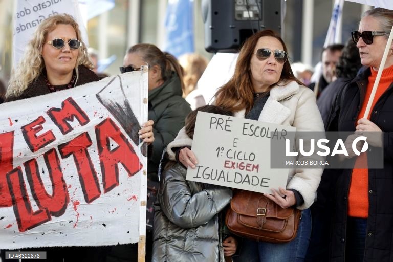 Dezenas de professores e educadores protestam em Lisboa por menos carga horária