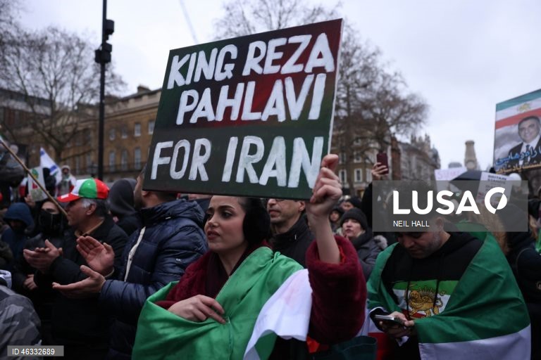 Filho do xá deposto do Irão apela a forças de segurança para se unirem ao povo