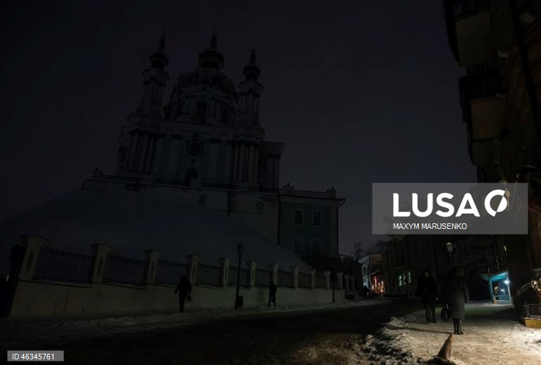 Autoridades ucranianas anunciam reposição de energia após apagão